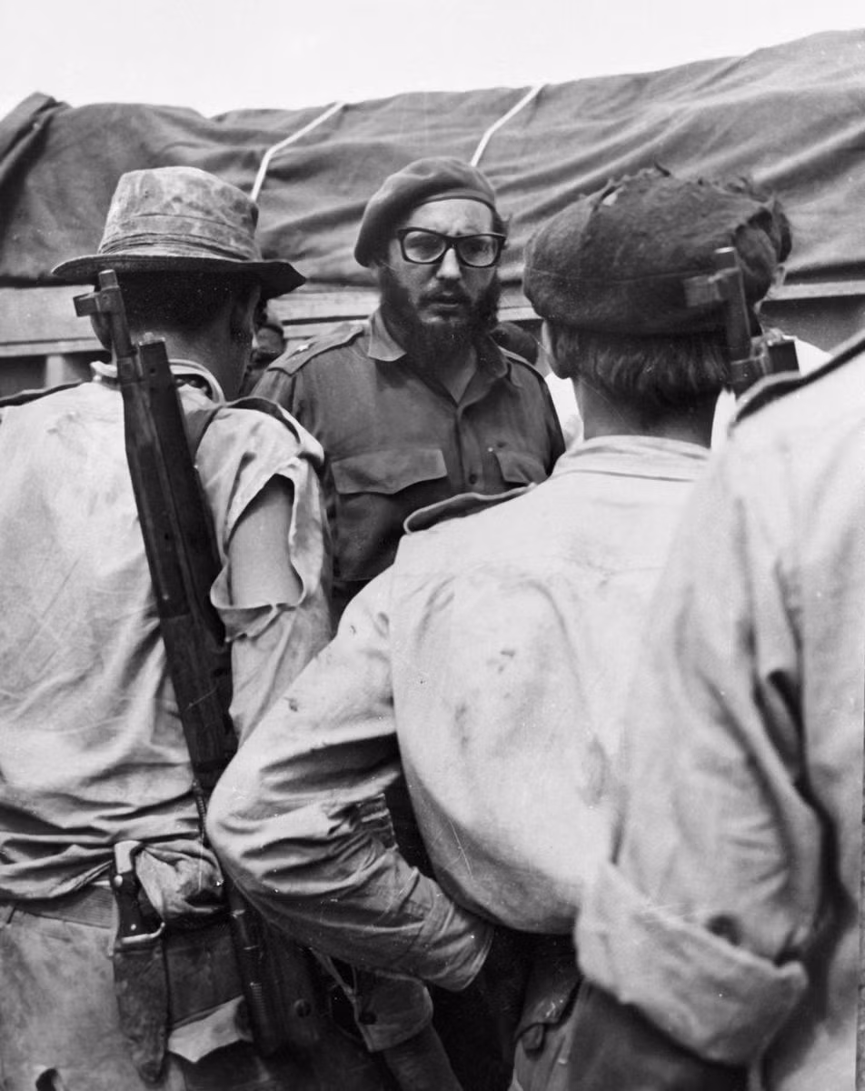 Tuy nhiên, đồng chí Fidel Castro và các cố vấn đã biết về kế hoạch của phe đảo chính và di chuyển các máy bay ra khỏi vùng nguy hiểm. Không những không hoàn thành được mục tiêu, quân lưu vong Cuba cùng CIA còn chịu tổn thất, một số máy bay ném bom B-26 và tiêm kích đã bị bắn hạ. Ảnh: Nhà lãnh đạo Castro cùng các chiến sĩ quân đội cách mạng Cuba. Nguồn ảnh: QQ