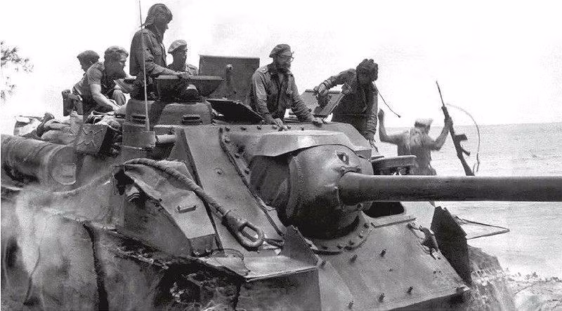 Sau khi lãnh tụ Fidel Castro cùng những người đồng chí của mình lãnh đạo nhân dân lật đổ chế độ độc tài của Tổng thống Fulgencio Batista, lập nên chính quyền của nhân dân vào năm 1959. Các thế lực thù địch phương Tây mà nhất là từ Mỹ bắt đầu âm mưu tìm cách lật đổ chính quyền của lãnh tụ Fidel Castro. Đầu năm 1960, Cơ quan tình báo TW Mỹ (CIA) bắt đầu tuyển dụng khoảng 1.400 người Cuba lưu vong để đào tạo hòng tìm cách lật đổ Fidel Castro. Ảnh: Đồng chí Fidel Castro cùng các chiến sĩ Quân đội Cuba ngồi trên pháo tự hành xung kích SU-100 trong trận đánh tại Vịnh Con Lợn. Nguồn ảnh: QQ