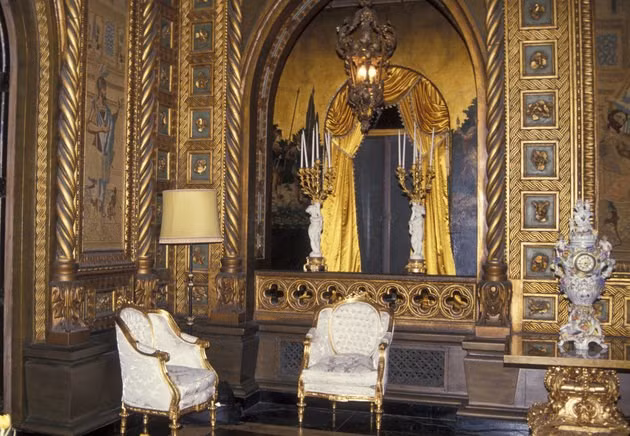 Nội thất dát vàng bên trong biệt thự ở Mar-a-Lago Club, Palm Beach, Florida. Ảnh: Huffingtonpost.