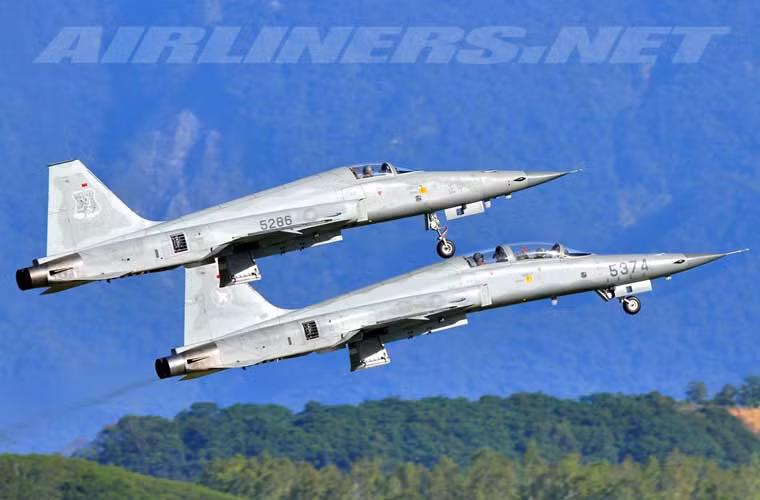 Khoảng 900 chiếc được Northrop chế tạo tại Mỹ, số còn lại công ty này cung cấp giấy phép sản xuất cho Thụy Sĩ, Đài Loan, Hàn Quốc tự chế tạo phục vụ cho nhu cầu trong nước. Đơn giá một chiếc thời điểm đó được xác định là 2,1 triệu USD.