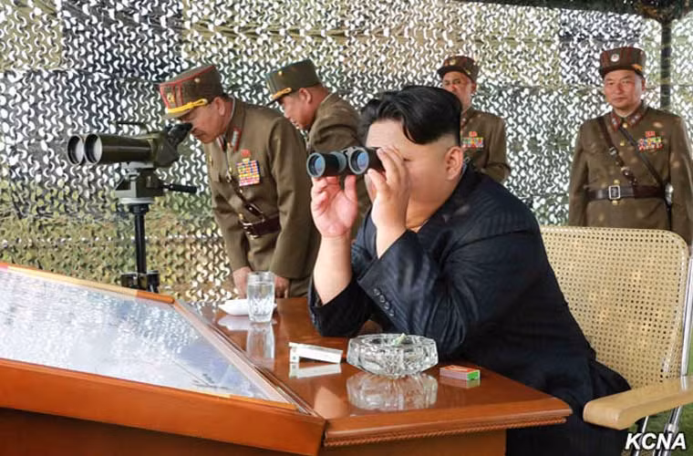Nhà lãnh đạo quan sát cuộc bắn bằng ống nhòm