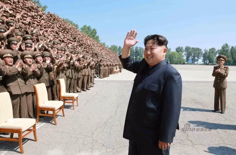 Ông Kim Jong-un vẫy tay chào các chiến sĩ trung thành Quân đội Triều Tiên.