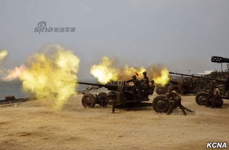 Trong cuộc tập trận, các khẩu đội pháo Quân đội Triền Tiên tập trận với các khoa mục tấn công mục tiêu trên biển, trên không và trên đất liền. Dù là pháo phòng không nhưng các kiểu pháo 85-57mm có thể hạ nòng bắn thẳng.