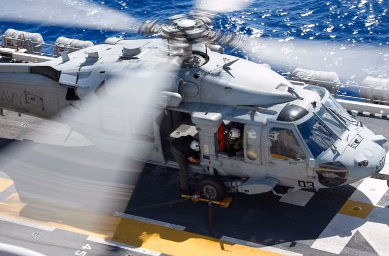 Hình ảnh quân sự Mỹ đẹp, cận cảnh cánh quạt trực thăng MH-60S quay ầm ầm chuẩn bị cất cánh từ boong tàu đổ bộ USS Bonhomme Richard (LHD 6) trong diễn tập trên biển Philippines.