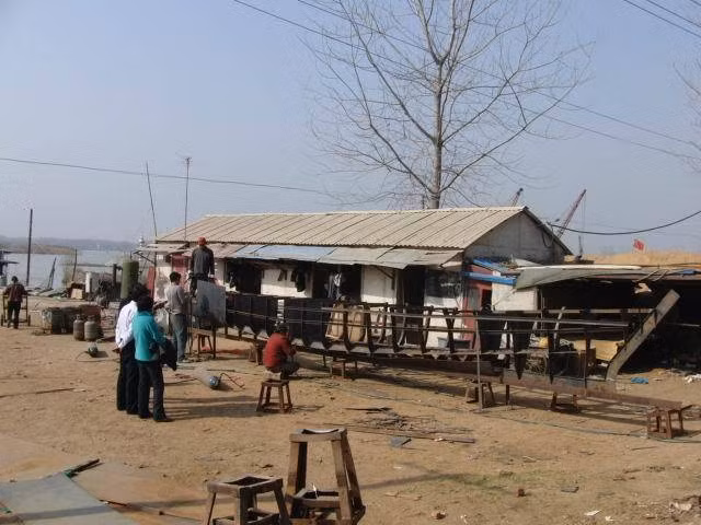 Các kĩ sư không chuyên thi công con tàu dựa trên nguyên mẫu là chiến hạm tên lửa dẫn đường lớp Ticonderoga USS Vella Gulf CG-72. Ảnh: Tàu bắt đầu được khởi công đặt ky và đóng phần khung thân.