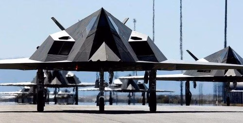 Trong thời gian hoạt động ở Nam Tư, ông Heinlein là phi công lái F-117 của phi đội máy bay chiến đấu "Hiệp sĩ bay" số 9 và đóng quân tại căn cứ không quân Spangdal ở Đức.