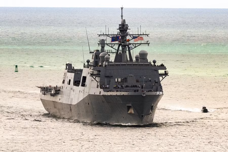 "Lớp tàu chiến này hoàn toàn không phải thiết giáp hạm nên chỉ được trang bị 2 khẩu pháo Bushmaster II 30 mm để tấn công mục tiêu mặt nước, cũng như một cặp bệ phóng tên lửa RIM-116 Rolling Airframe để phòng không".