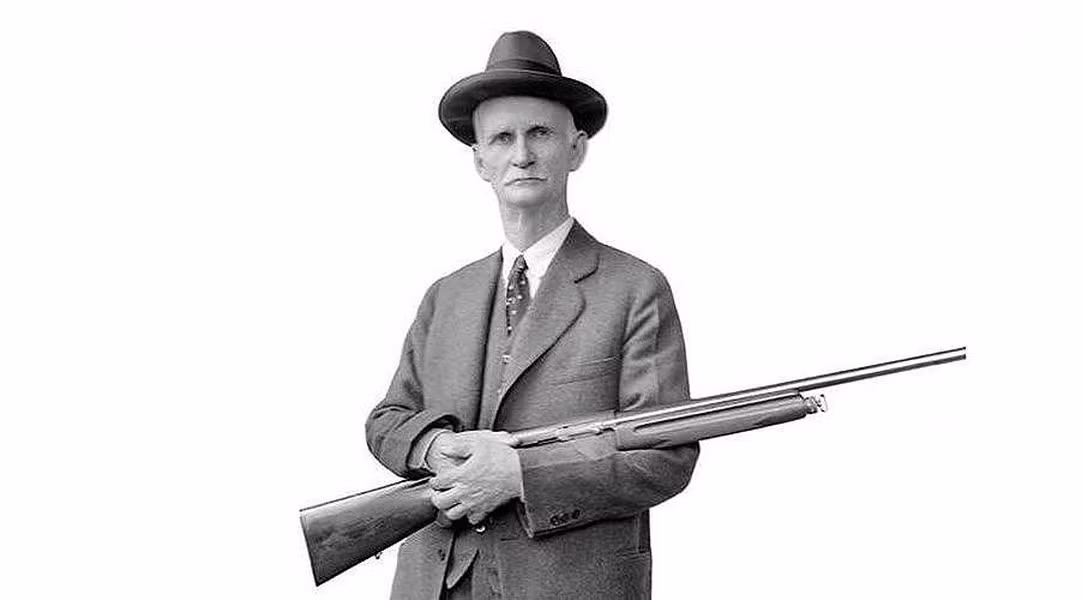 M2 Browning được nhà thiết kế vũ khí đại tài John Browing sáng chế vào năm 1921, ngoài ra ông còn thiết kế nhiều loại vũ khí cho quân đội Mỹ.