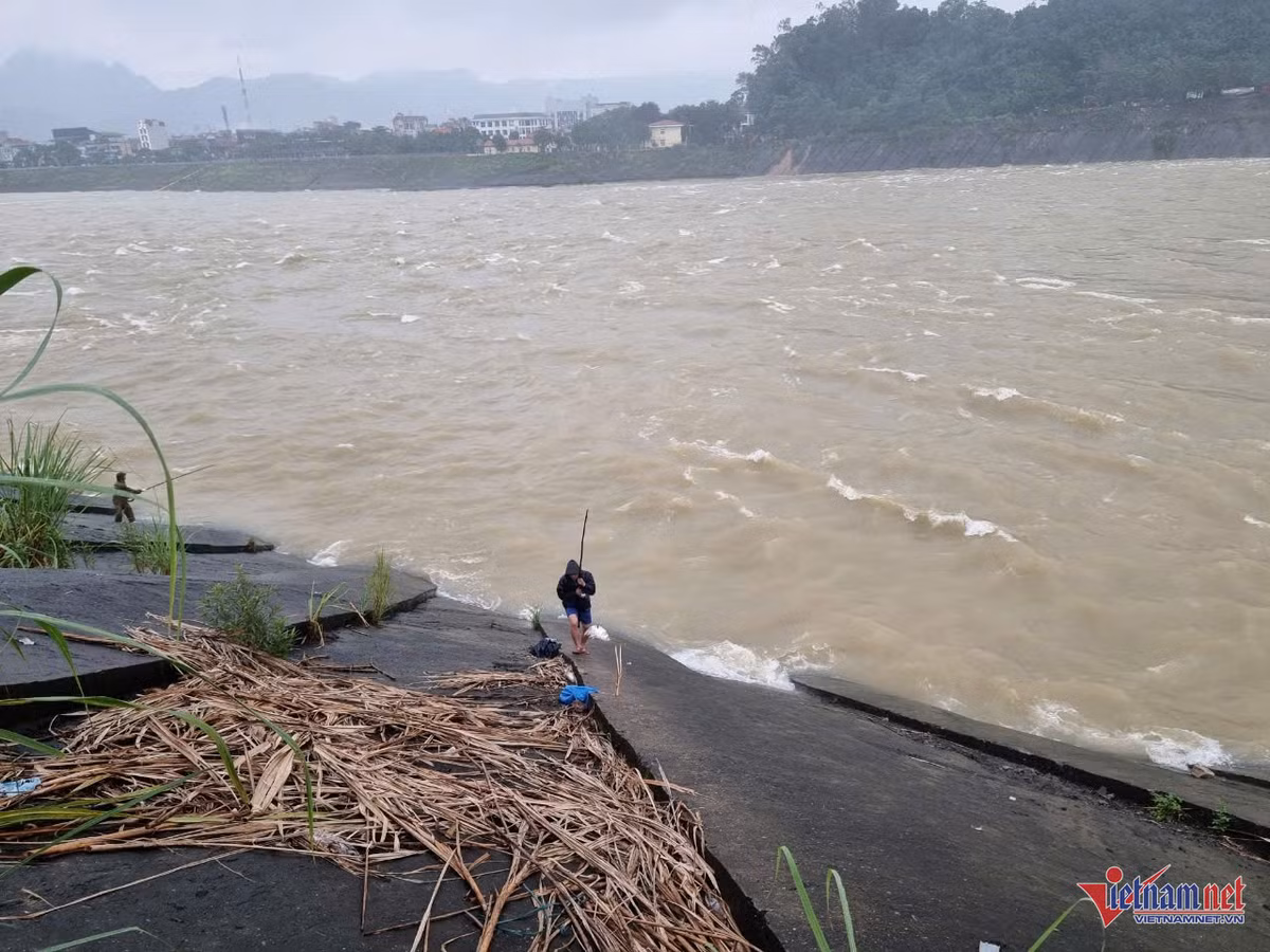 Thủy điện Hòa Bình xả lũ, “cần thủ” vẫn vô tư câu cá - Hình 3 Thuy dien Hoa Binh xa lu, “can thu” van vo tu cau ca-Hinh-3