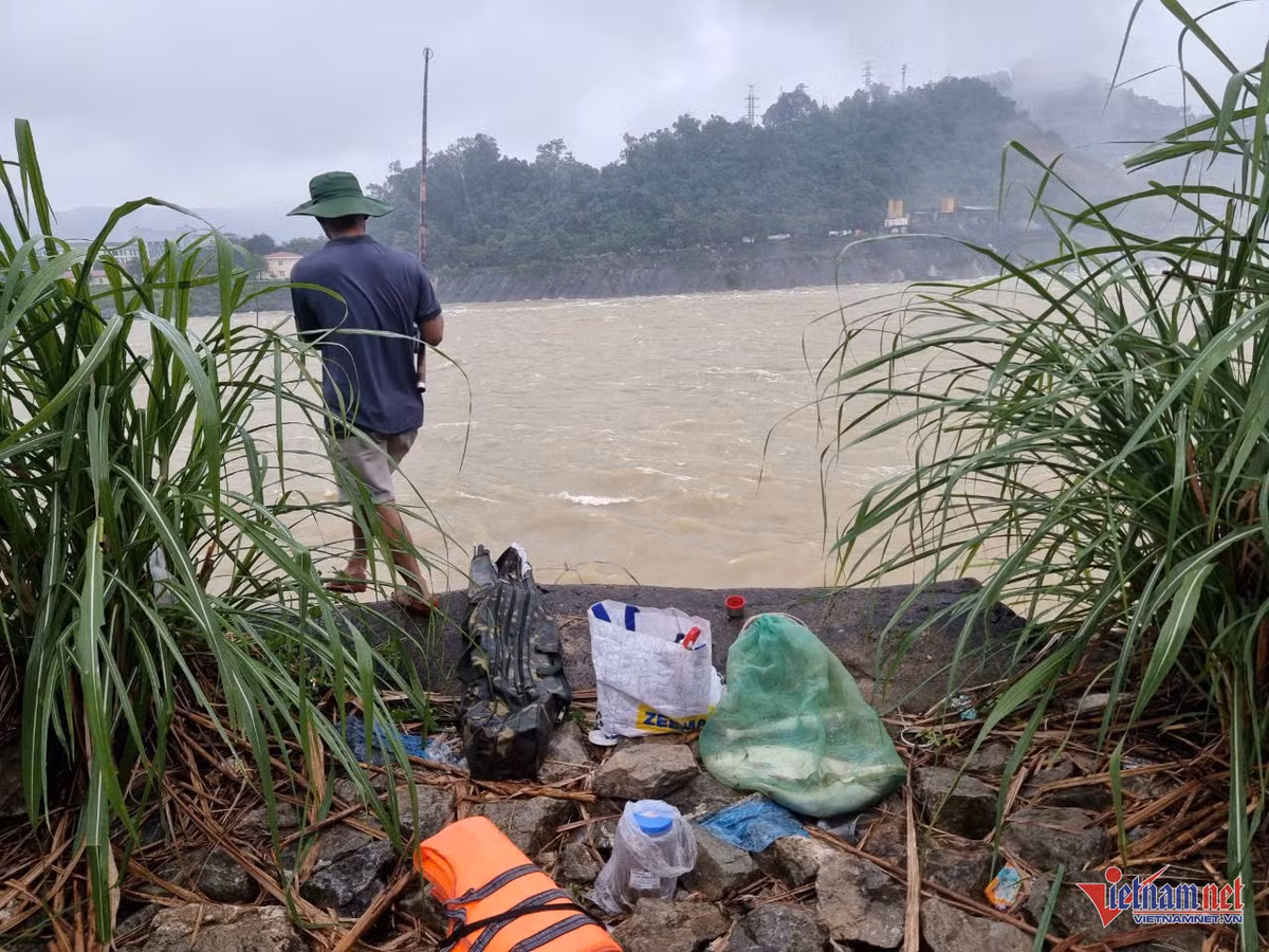 Thủy điện Hòa Bình xả lũ, “cần thủ” vẫn vô tư câu cá - Hình 4 Thuy dien Hoa Binh xa lu, “can thu” van vo tu cau ca-Hinh-4