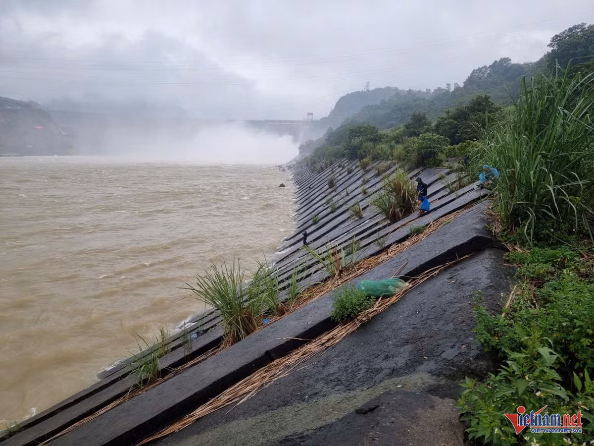 Thủy điện Hòa Bình xả lũ, “cần thủ” vẫn vô tư câu cá Thuy dien Hoa Binh xa lu, “can thu” van vo tu cau ca