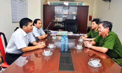 Đồng chí Mai Chí Hùng - Phó Tổng Giám đốc EVN HANOI chúc mừng cán bộ, chiến sỹ Cảnh sát PCCC TP Hà Nội nhân dịp 53 năm thành lập.