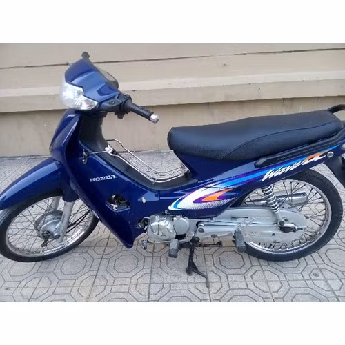 Chiều muộn hôm đó, khi trở về Hà Nội, người em họ bất ngờ thấy chiếc xe máy Wave Alpha màu xanh của anh Phu đang dựng trước một quán cơm trên đường Nguyễn Khánh Toàn, quận Cầu Giấy. Trận ẩu đả đã diễn ra giữa nhóm đi tìm nạn nhân và 2 kẻ đi chiếc xe máy đó khiến cảnh sát 113 phải có mặt đưa tất cả những người liên quan về trụ sở giải quyết. Hai người đi chiếc xe máy đó được làm rõ danh tính là Vũ Huy Trưởng và Vũ Hồng Thanh (cùng sinh năm 1985 và cùng trú tại xã Song Mai, huyện Kim Động, tỉnh Hưng Yên). (Ảnh minh họa, nguồn internet)