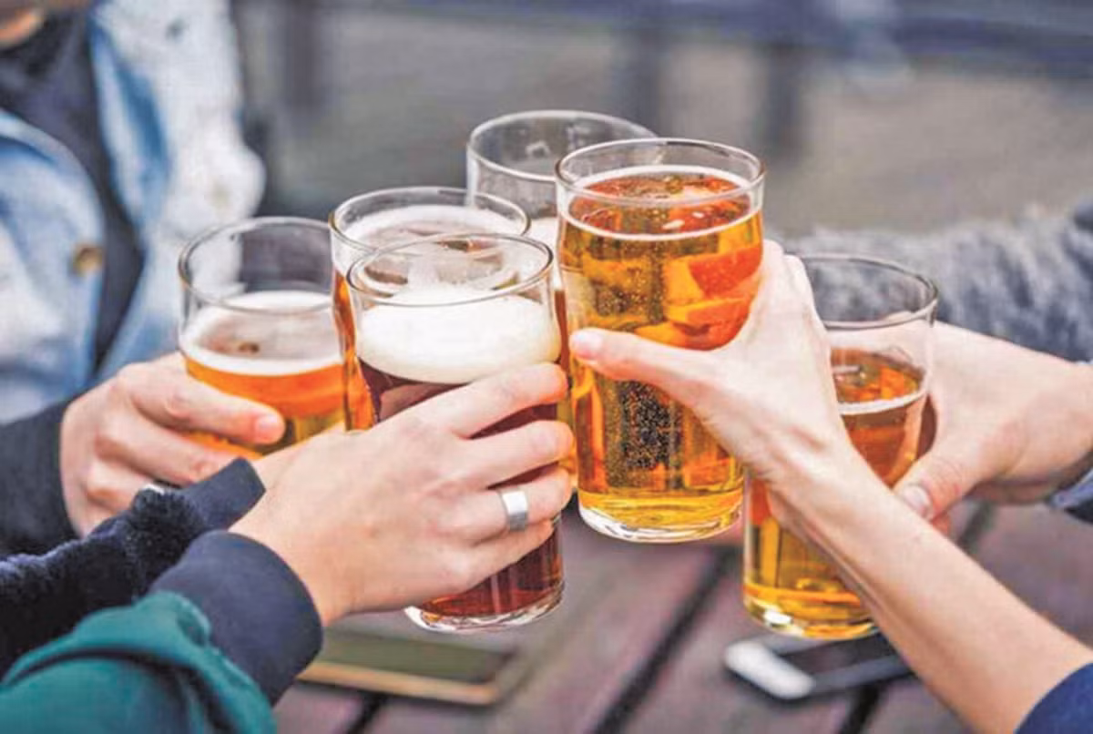 Người em họ nghi ngờ Trưởng là vị khách đã thuê anh Phu chở đi Hưng Yên hôm trước. Các điều tra viên tập trung đấu tranh với Trưởng và cuối cùng anh ta khai đã giết người cướp tài sản. Trưởng vốn là thợ sửa chữa ôtô tại Hà Nội, đã có vợ ở quê. Khi còn ở quê, Trưởng là người thật thà, chân chất, không va chạm với ai. Nhưng từ ngày lên Hà Nội, anh ta bắt đầu thay tính đổi nết, từ chỗ không rượu bia bỗng thường xuyên đàn đúm, a dua theo lối sống bê tha. Trước thời điểm gây án, do còn nợ 200.000 đồng tiền thuê nhà trọ sắp đến hạn trả, Trưởng nảy sinh ý định cướp xe ôm lấy tiền chi tiêu. (Ảnh minh họa, nguồn internet) 