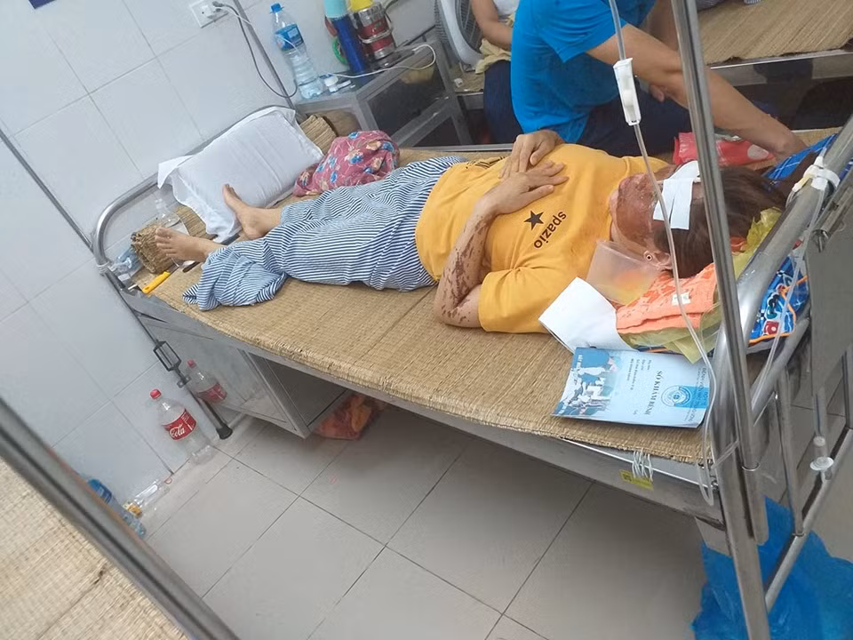 Tại hiện trường, công an thu được chiếc áo vứt lại, nhận định đối tượng gây án với chị N. có lẽ cũng bị thương do axit bắn lại, đã phải sơ cứu tại một cơ sở ý tế nào đó. Từ manh mối này, các tổ trinh sát được cử đi khắp địa bàn Cao Phong, dọc tuyến đường di chuyển của đối tượng để rà soát. Thế nhưng không một cơ sở y tế nào báo cáo về việc chăm sóc cho người bị thương do bỏng từ axit. 