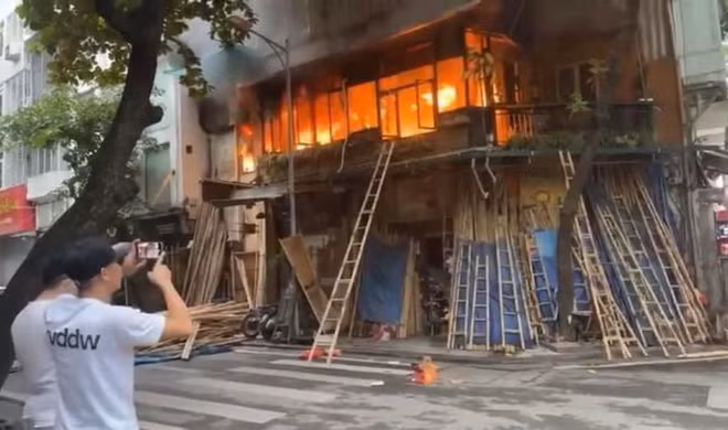 Cháy quán cà phê trên phố Hà Nội, ngọn lửa bùng phát dữ dội Chay quan ca phe tren pho Ha Noi, ngon lua bung phat du doi