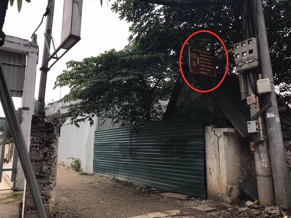 Tại ngõ 232 Trần Điền, ở ngoài ngõ treo một tấm biển với nội dung rất rõ ràng, chỉn chu: “UBND phường Định Công nghiêm cấm san lấp, đổ phế thải, xây dựng, vi phạm trật tự xây dựng”. Nhưng đi vào bên trong ngõ, chỉ cách biển cấm khoảng 5m là hình ảnh hoàn toàn khác. “Trước chỗ này có hộ sai phạm bị phường phá rồi nhưng làm cho có ý mà. Giờ lại xây đầy ra đấy sao không đi xử lý”, người dân thắc mắc.