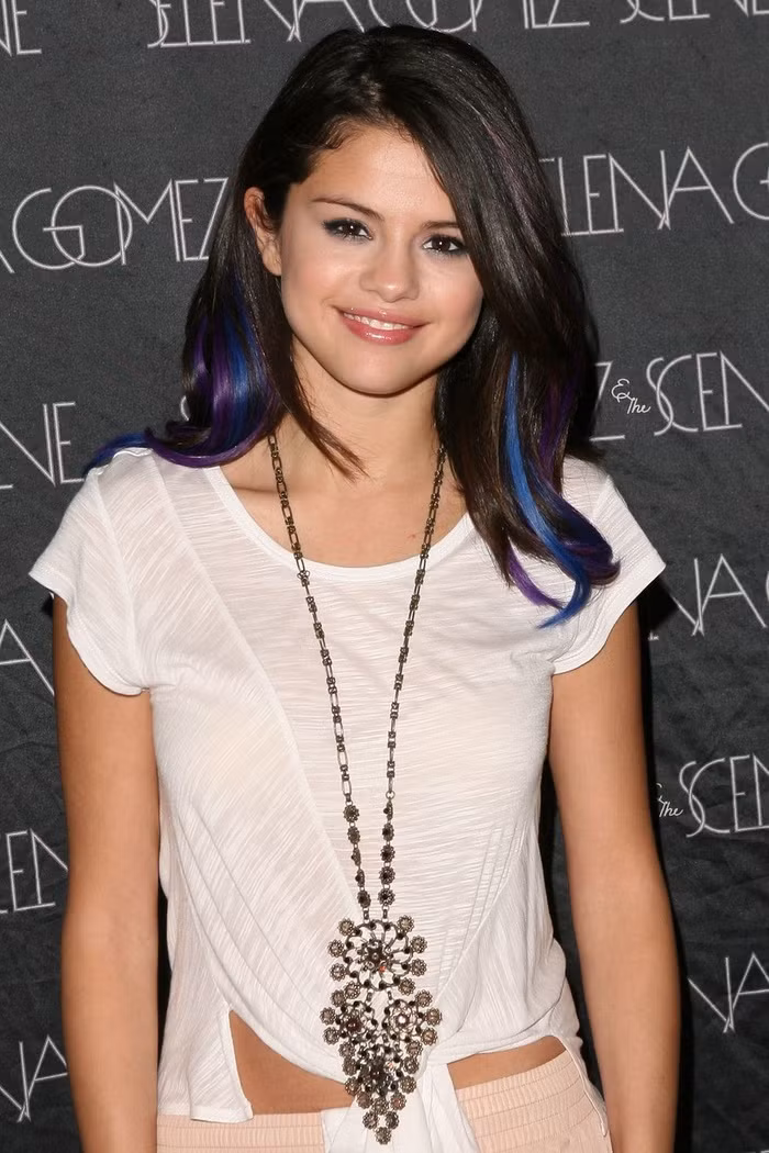 Tóc xanh tím: Selena Gomez cũng thử làm mới bản thân với mái tóc màu xanh, tím sành điệu.