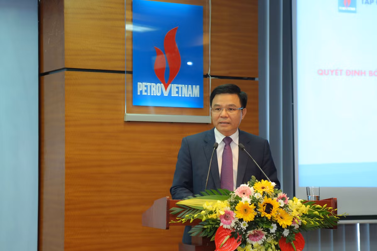 Phát biểu nhận nhiệm vụ, Tổng Giám đốc PVN Lê Mạnh Hùng khẳng định sẽ cố gắng hết mình phát triển PVN và thực hiện 6 nhiệm vụ lớn của PVN.(Ảnh: Vietnamnet).