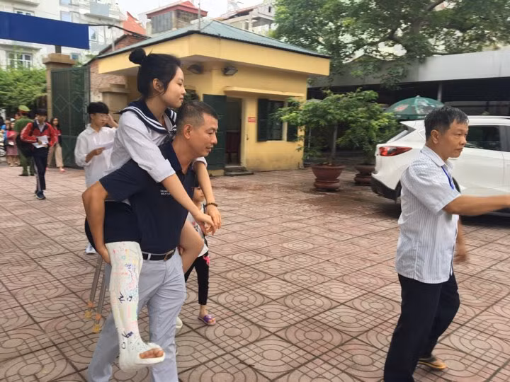 Tren 85.000 thi sinh Ha Noi toi truong lam thu tuc du thi vao lop 10 THPT-Hinh-5