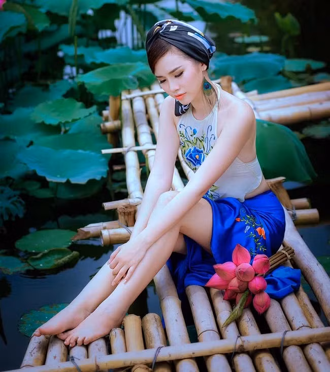 Người đẹp Thanh Trang hóa thân thành "Tấm Cám thời @" với trang phục áo yếm.