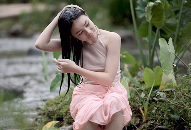 "Nếu mặc yếm mà còn mặc kèm áo lót thì không phải áo yếm nữa. Các cụ nhà mình ngày xưa là đúng như thế", nhiếp ảnh gia nói thêm.