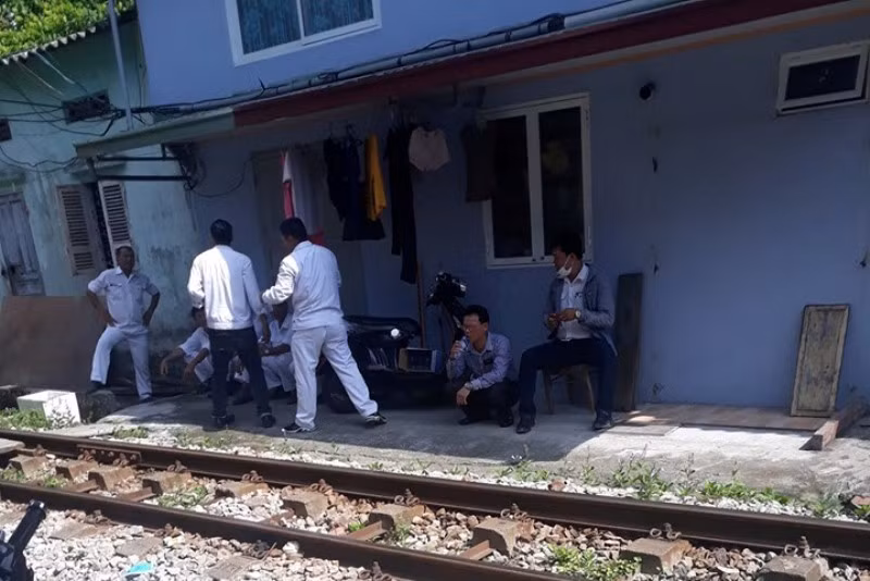 Nguoi dan ba dien chet boc mui trong ngoi nha co hai con-Hinh-3