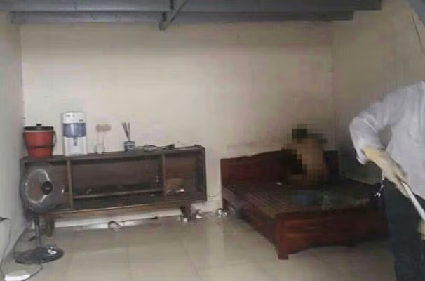 Nguoi dan ba dien chet boc mui trong ngoi nha co hai con-Hinh-2