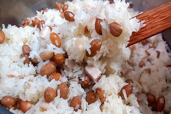  1. Gạo nếp: Gạo nếp tuy không có nhiều vị ngọt nhưng thực tế lượng đường trong nó lại khá cao. Một khi người bệnh tiểu đường ăn nhiều thì dễ khiến lượng đường trong máu tăng đột biến. Do đó, nếu đã được chẩn đoán mắc bệnh tiểu đường thì nên hạn chế ăn loại thực phẩm này. 
