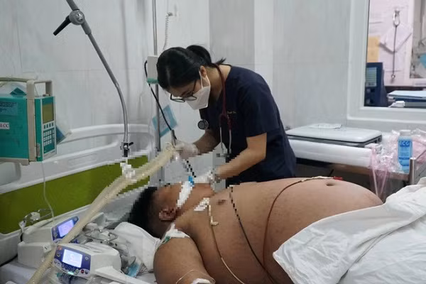 Cấp cứu bệnh nhi béo phì hơn 100 kg mắc sốt xuất huyết nặng Cap cuu benh nhi beo phi hon 100 kg mac sot xuat huyet nang