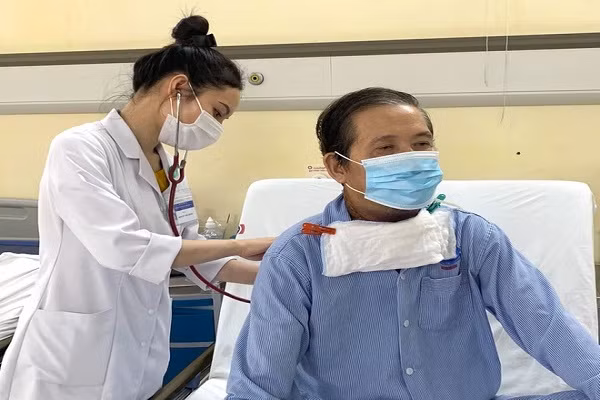 Phát hiện ung thư hạ họng giai đoạn cuối sau 2 tháng ho, sút cân Phat hien ung thu ha hong giai doan cuoi sau 2 thang ho, sut can