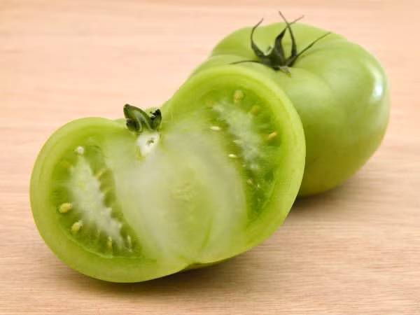 Ngoài ra, bạn không nên ăn cà chua khi đói vì cà chua chứa nhiều pectin, nhựa phenolic. Những chất này dễ dàng phản ứng với axit trong dạ dày và hình thành các kết tủa không hòa tan, làm khó chịu dạ dày.