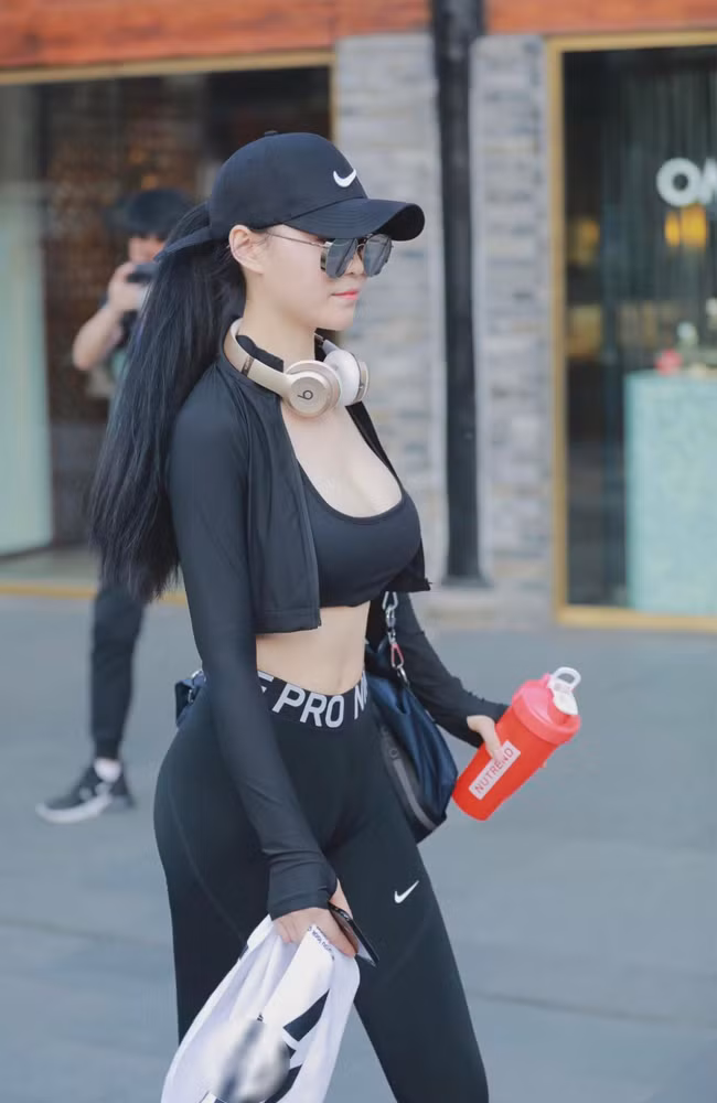 Một trong những kiểu mix cơ bản nhất là kết hợp quần gym với áo bra thể thao chuyên dụng.