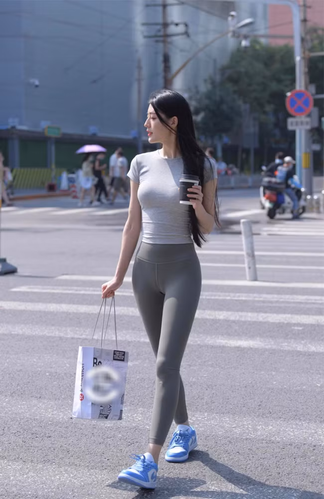 Đa phần các cô gái thường sử dụng giày sneaker để hoàn thiện set đồ năng động, trẻ trung như thế này.