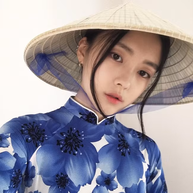 Người đẹp xứ sở kim chi "vô danh" khiến cư dân mạng tìm kiếm thông tin vì mặc áo dài, đội nón lá ấn tượng.