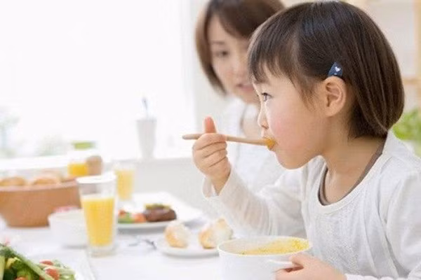 Không chỉ nói chuyện trong lúc ăn, thói quen xem TV trong bữa cơm cũng rất nguy hiểm. Bởi thói quen này sẽ khiến một lượng lớn máu được đưa về não nên không thể hỗ trợ dạ dày tiêu hóa thức ăn. Thực phẩm chưa được hệ tiêu hóa xử lý sẽ tồn đọng lại, làm tăng gánh nặng cho dạ dày, gây đau dạ dày, ảnh hưởng đến hấp thu thức ăn. 