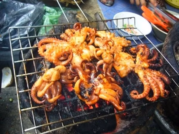 Con ruốc lỗ có thể được chế biến thành nhiều món ăn ngon như hấp, nướng. Tuy nhiên, hấp dẫn nhất có thể kể đến là ruốc lỗ luộc lá ổi - món đồ nhắm rất được ưa chuộng. Món ruốc lỗ luộc ngon nhất khi được ăn với mắm tôm, pha với chanh, đường và ớt. Ảnh: Haisanquangninh.
