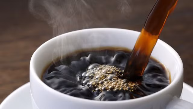 Cà phê vốn là một chất lợi tiểu mạnh, nó có thể khiến bạn mất nước. Do vậy, nếu bạn uống cà phê, các chất độc khó thoát ra khỏi cơ thể qua da, khiến da dễ hình thành các nếp nhăn sớm. Ảnh: ET.