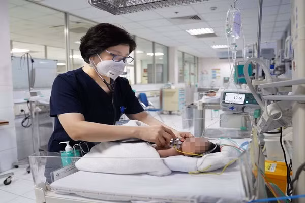 Be 2 ngay tuoi bi ngo doc sai thuoc phien