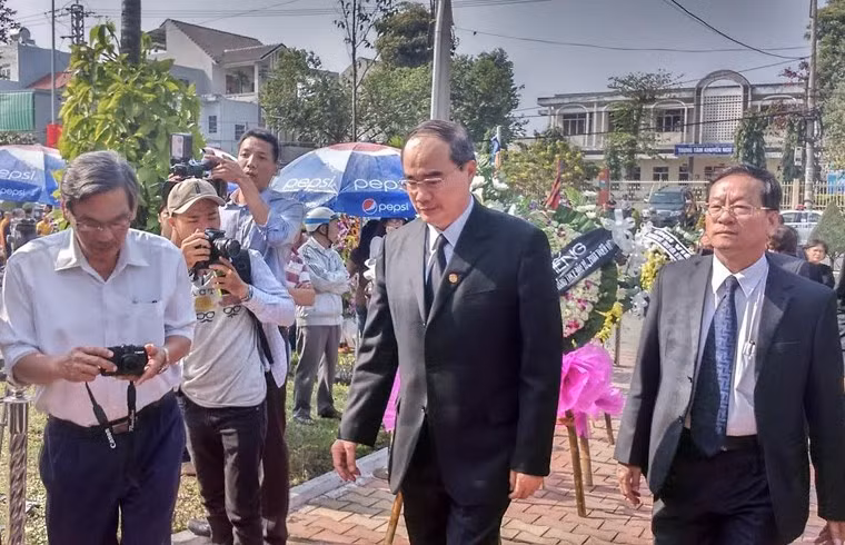 Ủy viên BCT, Chủ tịch UBMTTQ Việt Nam Nguyễn Thiện Nhân...