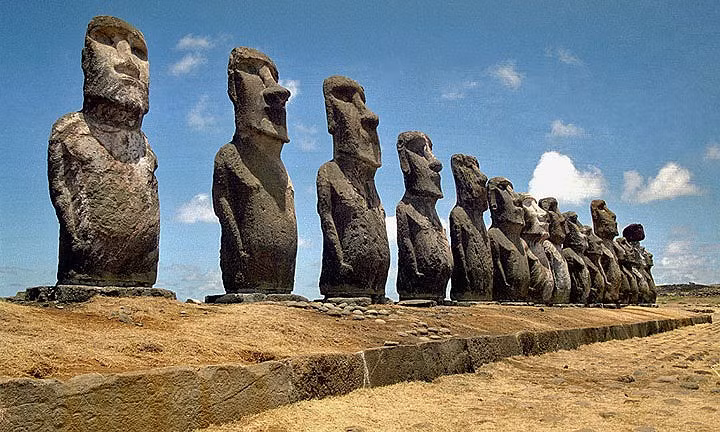  Đảo Phục Sinh, Chile: Năm 1972, khi người châu Âu đặt chân đến đã khiến nền văn minh này hoàn toàn sụp đổ. Tại đây đã tìm thấy 887 bức tượng đá hùng vĩ , đa phần bị lật ngược. Tại Đảo Phục Sinh, thời gian đỉnh điểm, dân số khoảng 15.000 người (người Polynesia giữa những năm 700 và 1000 sau Công nguyên. Tuy nhiên, do suy thoái môi trường nên con số này giảm xuống dưới 3000 người. Vào thế kỷ 18, nạn phá rừng nghiêm trọng khiến hòn đảo trở nên hoang tàn do động vật không thể sinh sống. Ảnh Aeon.