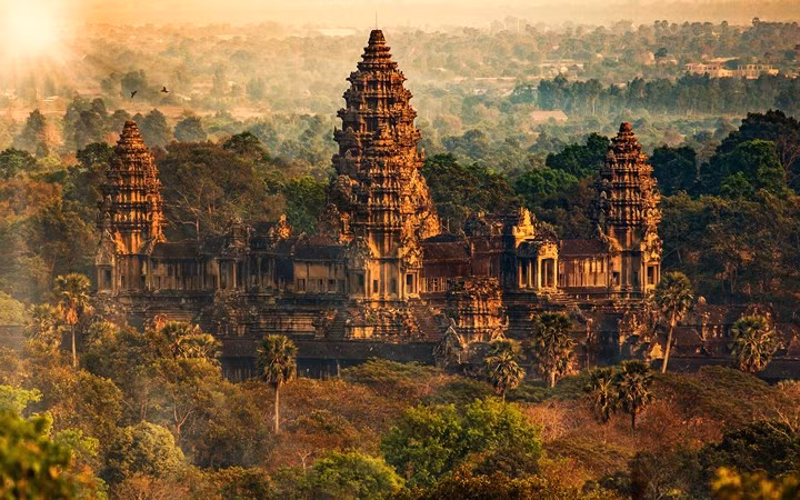  Angkor Wat, Campuchia: Angkor Wat là tượng đài tôn giáo lớn nhất thế giới, được xây dựng trên một diện tích 1040 km2. Được vua Khmer Suryavarman II xây dựng trong nửa đầu của thế kỷ 12, ngôi đền ban đầu được dành riêng cho thần Hindu Vishnu, nhưng vào cuối thế kỷ này đã được sửa sang lại để thờ phượng Phật giáo. Sự lụi tàn của thành phố này được cho là nạn phá rừng khiến đất bị xói mòn khi mưa lớn, dẫn đến sự lún sâu của các kênh rạch xung quanh. Ảnh Istock