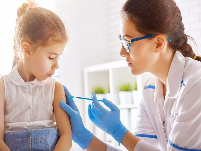 Dù tiêm vắc xin COVID-19 có những tác dụng phụ nhưng nhóm chuyên gia nhấn mạnh mọi người nên tiêm chủng đầy đủ sẽ giúp giảm triệu chứng nặng và giảm nguy cơ tử vong khi nhiễm virus SARS-CoV-2.