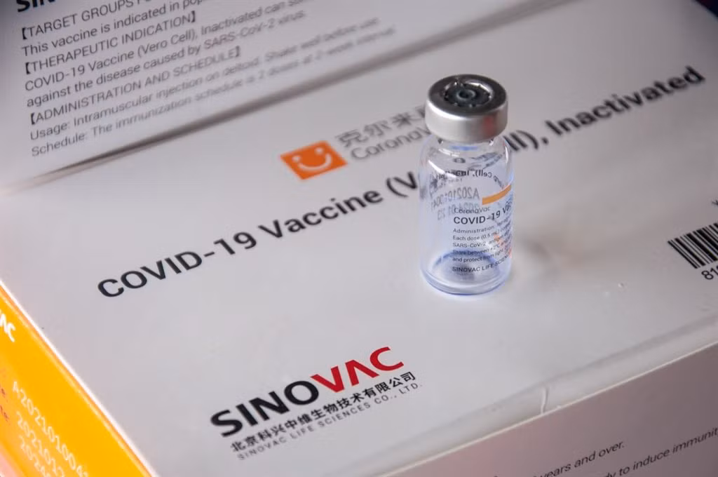 Tại Trung Quốc, chính phủ phê duyệt sử dụng khẩn cấp vắc xin Sinovac và Sinopharm cho nhóm đối tượng 3 - 17 tuổi. Hiện cơ quan chức năng nước này chủ yếu triển khai tiêm vắc xin cho nhóm từ 12 tuổi trở lên.