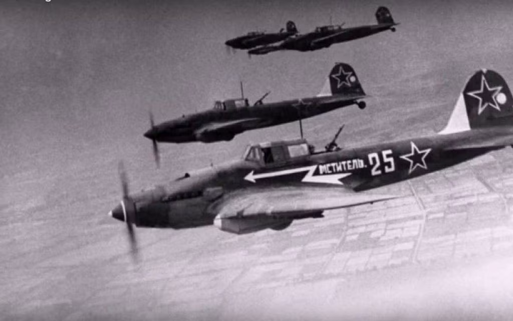 Vào tháng 7/1943, Arkady được bổ nhiệm làm phi công của Phi đội thông tin liên lạc số 423. Thời gian đầu, cậu được giao nhiệm vụ lái máy bay đến Sở chỉ huy không quân và Sở chỉ huy mặt trận. Khi có thể loại bỏ sự truy đuổi của máy bay địch là Messerschmidt, Arkady được phép bay đến các đài chỉ huy tiền tiêu và các đơn vị quân hậu phương kẻ địch.