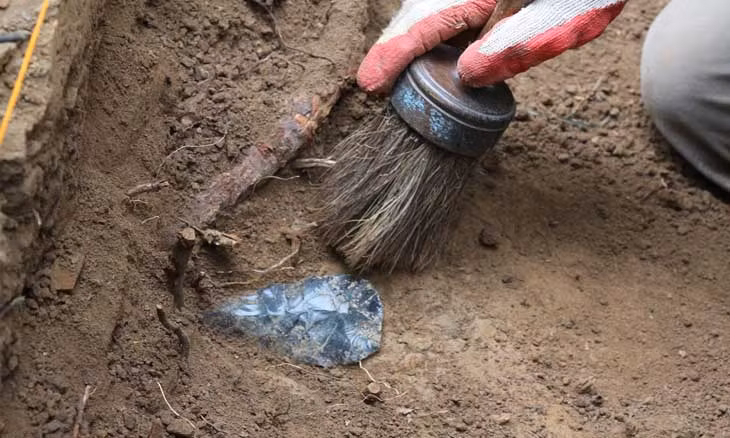 Đặc biệt, các chuyên gia còn tìm thấy một thanh kiếm bằng ngọc bích. Do tác động của thời gian nên cổ vật này bị gãy làm 5 mảnh.