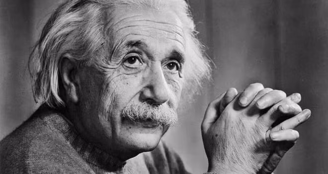 Về sau, ông Laemmle sắp xếp cho Einstein gặp gỡ vua hề Sác lô Charlie Chaplin. Họ cùng ăn trưa và trò chuyện với nhau. Cuộc gặp gỡ này đã giúp họ xây dựng một tình bạn đẹp.