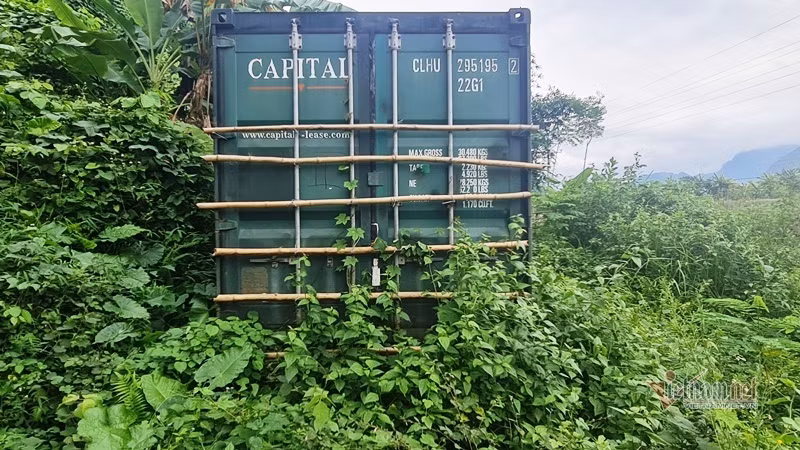 Thanh Hoa: Container thuoc no de ven duong, nguoi dan bat an-Hinh-3