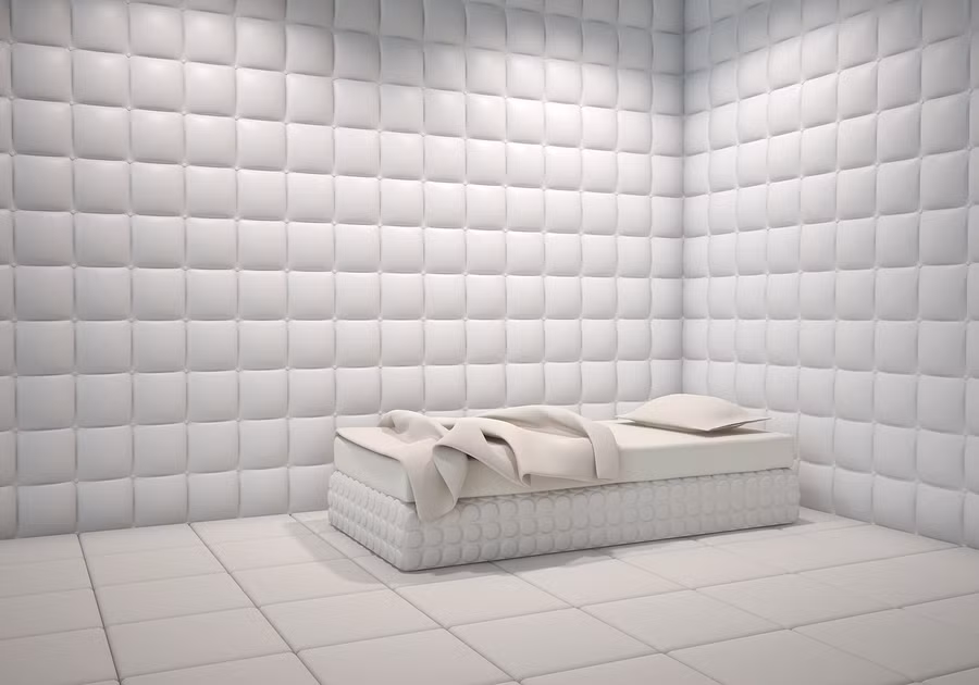 Điều này xuất phát từ việc phương pháp tra tấn trắng được thực hiện trong một căn phòng biệt giam toàn màu trắng.
