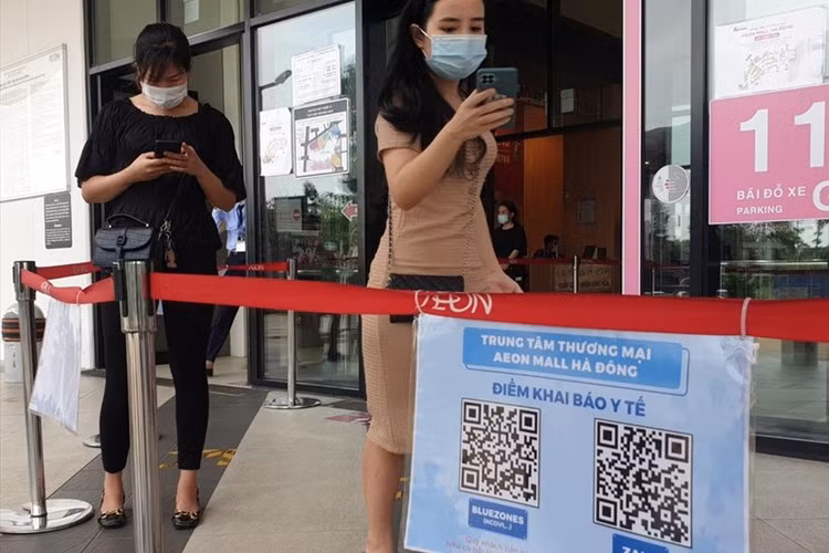 Vị đại diện này cho biết thêm rằng, để phục vụ phòng chống dịch, khi có chủ trương từ Bộ Thông tin và Truyền thông thì các app địa phương đã sẵn sàng kết nối, liên thông thông tin. App địa phương cũng dùng mã QR của hệ thống chống dịch quốc gia. Các app địa phương dù có thể có một số tính năng trùng với PC-Covid nhưng sẽ đóng vai trò như là một cánh tay nối dài cho ứng dụng chống dịch thống nhất của cả nước. Ảnh: Lao động.